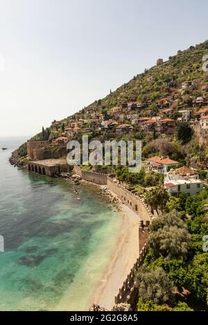 Alanya, Türkei. April 2021. Schöne Aussicht auf die Halbinsel Alanya und die alte Werft und Burgmauern vom Hafen aus.der türkische Badeort Alanya, liegt am Fuße des Taurusgebirges an der Mittelmeerküste der Provinz Antalya in der Südtürkei. (Foto von John Wreford/SOPA Images/Sipa USA) Quelle: SIPA USA/Alamy Live News Stockfoto