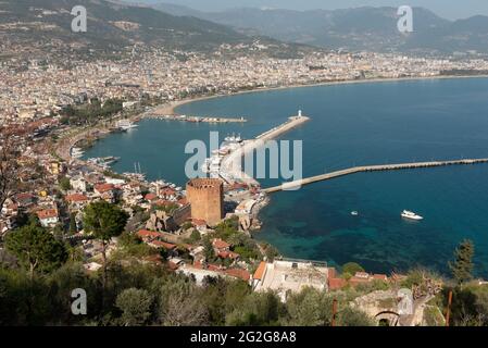 Alanya, Türkei. April 2021. Blick auf den Hafen von Alanya und den Roten Turm mit dem Taurusgebirge und dem Mittelmeer.der türkische Badeort Alanya, liegt am Fuße des Taurusgebirges an der Mittelmeerküste der Provinz Antalya in der Südtürkei. (Foto von John Wreford/SOPA Images/Sipa USA) Quelle: SIPA USA/Alamy Live News Stockfoto