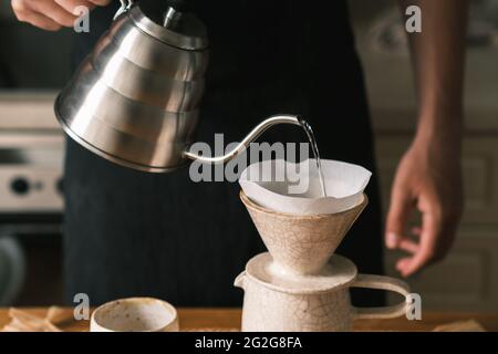 Kaffee in der Küche zubereiten, pro Filterkaffee zubereiten Stockfoto