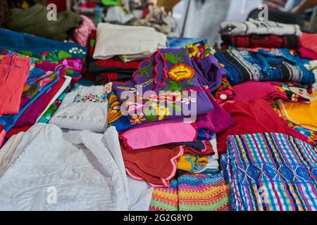 Traditionelle mexikanische Bluse von Hand von Handwerkern gewebt Stockfoto