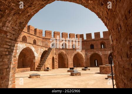 Innenansicht der Zinnen des Kizil Kule oder des Roten Turms und der historischen alten Burgmauern am Hafen von Alanya, am türkischen Mittelmeer.der türkische Badeort Alanya, liegt am Fuße des Taurusgebirges an der Mittelmeerküste der Provinz Antalya in der Südtürkei. (Foto von John Wreford / SOPA Images/Sipa USA) Stockfoto