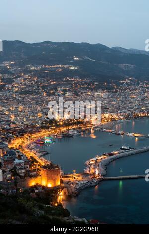 Der Hafen von Alanya und der Rote Turm bei Nacht mit dem Taurusgebirge und dem Mittelmeer.der türkische Badeort Alanya liegt am Fuße des Taurusgebirges an der Mittelmeerküste der Provinz Antalya in der Südtürkei. (Foto von John Wreford / SOPA Images/Sipa USA) Stockfoto