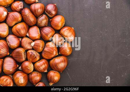 Reife Kastanien hautnah. Raw Kastanien für Weihnachten. Frische Kastanien. Stockfoto