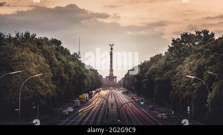 Morgendämmerung hinter der Strasse des 17. Juni mit der Siegessäule und dem Fernsehturm in Berlin. Stockfoto