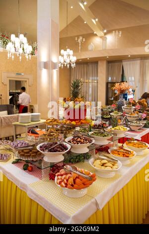 Bereich mit frischem Obst am Buffet im Restaurant. Stockfoto