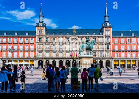 Gruppe von Touristen vor der Reiterstatue von felipeim III, im Hintergrund die Casa de la Panaderia. Die Plaza Mayor, Hauptplatz, ist ein Maj Stockfoto