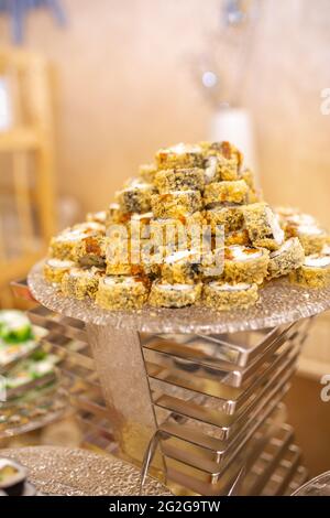 Gebackene Brötchen auf einem Tablett an einem Buffet in einem Restaurant. Stockfoto