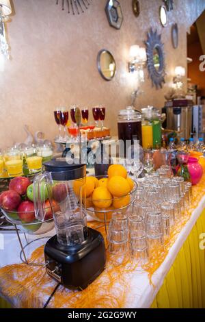 Tisch mit frisch gepressten Säften und frischen Speisen am Buffet in einem Restaurant. Stockfoto