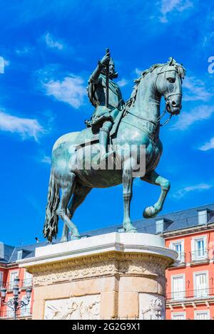 Reiterstatue von Steinbild III. Die Plaza Mayor, Hauptplatz, ist ein großer öffentlicher Ort im Herzen von Madrid, der Hauptstadt Spaniens. Madrid, Comunidad Stockfoto