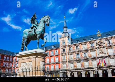 Reiterstatue von Steinbild III, im Hintergrund die Casa de la Panaderia. Die Plaza Mayor, Hauptplatz, ist ein großer öffentlicher Raum im Herzen von Ma Stockfoto