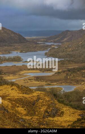 Blick auf die Seen im Killarney National Park an einem düsteren Tag, Pallas, Irland Stockfoto