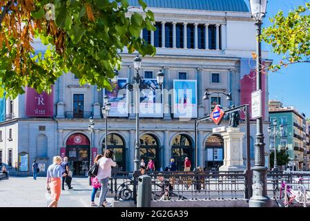 Fassade des Teatro Real, des Königlichen Theaters oder einfach des El Real. Ist ein großes Opernhaus in Madrid. Plaza de Isabel II, auch bekannt als Plaza de Ópera, i Stockfoto