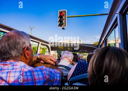 Touristen auf dem oben offenen Schalter des Touristenbusses, der vor einer Ampel steht. Stadtrundfahrt durch Madrid mit offenem Oberdeck. Madrid, Comunidad de ma Stockfoto