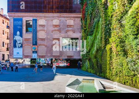 CaixaForum Madrid ist ein Museum und Kulturzentrum in Paseo del Prado, Madrid. Sie wird von der Caixa Bank gesponsert. Es wurde von den Schweizer Architekten H entworfen Stockfoto