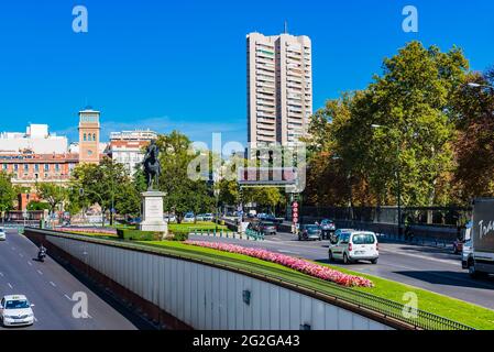 Blick auf die Calle de Alcalá mit Blick auf den Torre de Valencia. Madrid, Comunidad de Madrid, Spanien, Europa Stockfoto