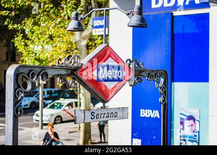 Schild an der U-Bahn-Station, Metro Serrano. Madrid, Comunidad de Madrid, Spanien, Europa Stockfoto