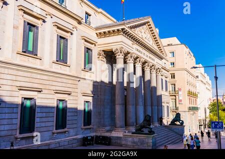 Der Palacio de las Cortes ist ein Gebäude in Madrid, in dem sich der spanische Abgeordnetenkongress trifft. Es wurde von Narciso Pascual Colomer in den neoklassischen s gebaut Stockfoto