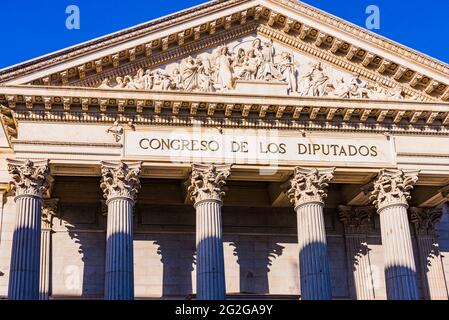 Der Palacio de las Cortes ist ein Gebäude in Madrid, in dem sich der spanische Abgeordnetenkongress trifft. Es wurde von Narciso Pascual Colomer in den neoklassischen s gebaut Stockfoto