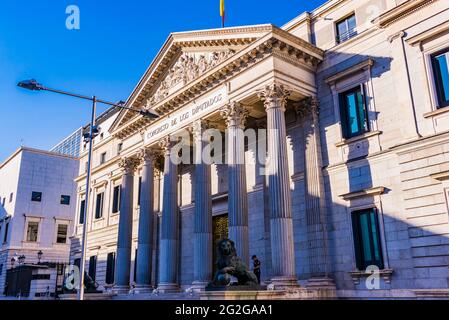 Der Palacio de las Cortes ist ein Gebäude in Madrid, in dem sich der spanische Abgeordnetenkongress trifft. Es wurde von Narciso Pascual Colomer in den neoklassischen s gebaut Stockfoto