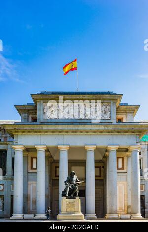 Haupteingang des Prado Museums und vor der Statue des Malers Velazquez. Das Prado Museum - Museo del Prado, offiziell bekannt als Museo NAKI Stockfoto