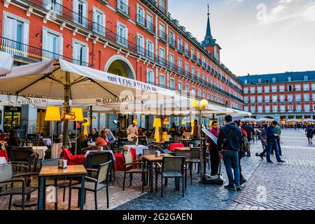 Restaurants Bars und Terrassen in der Dämmerung. Die Plaza Mayor, Hauptplatz, ist ein großer öffentlicher Ort im Herzen von Madrid, der Hauptstadt Spaniens. Es war einmal Stockfoto