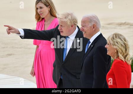 Newquay, Großbritannien. Juni 2021. Der britische Premierminister Boris Johnson, begleitet von seiner Frau Carrie Symonds, posiert mit US-Präsident Joe Biden und seiner Frau, First Lady Dr. Jill Biden, beim G7-Gipfel in Cornwall, Großbritannien, für ein Foto. Foto von Justin Goff/G7 Cornwall 2021/UPI Credit: UPI/Alamy Live News Stockfoto
