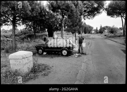 Rom Italien Via Appia Appia 1989 der Appia-Weg (lateinisch und italienisch: Via Appia) ist eine der frühesten und strategisch wichtigsten römischen Straßen der antiken republik. Sie verband Rom mit Brindisi, im Südosten Italiens. Die Straße ist nach Appius Claudius Caecus benannt, dem römischen Zensor, der 312 v. Chr. während der Samnitienkriege den ersten Abschnitt als Militärstraße nach Süden begann und beendete. Stockfoto