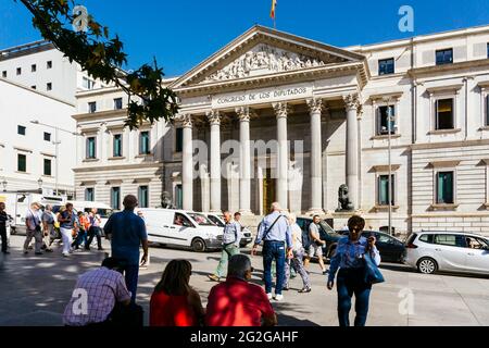 Der Palacio de las Cortes ist ein Gebäude in Madrid, in dem sich der spanische Abgeordnetenkongress trifft. Es wurde von Narciso Pascual Colomer in den neoklassischen s gebaut Stockfoto