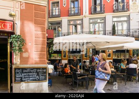 Straßenatmosphäre in der Postas Straße, rund um den Plaza Mayor - Hauptplatz. Madrid, Comunidad de madrid, Spanien, Europa Stockfoto