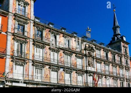 Fassade der Casa de la Panadería, einem städtischen und kulturellen Gebäude an der Nordseite der Plaza Mayor in Madrid. Die Plaza Mayor, Hauptplatz, ist Stockfoto