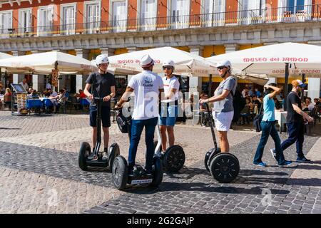 Touristen auf einer Stadtrundfahrt auf dem Segway. Die Plaza Mayor, Hauptplatz, ist ein großer öffentlicher Ort im Herzen von Madrid, der Hauptstadt Spaniens. Madrid, Stockfoto