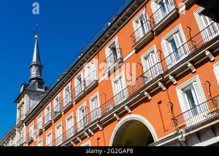 Fenster und Balkone in den roten Gebäuden der Plaza Mayor. Die Plaza Mayor, Hauptplatz, ist ein großer öffentlicher Raum im Herzen von Madrid, der Hauptstadt Stockfoto