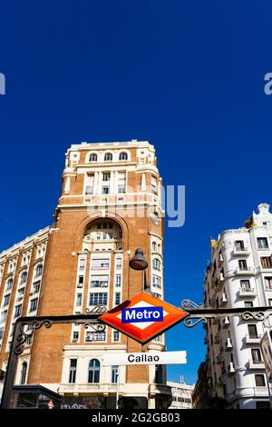 Metro Callao Schild auf der Plaza de Callao, Callao Platz, im Hintergrund das ikonische Gebäude Palacio de la Prensa. Madrid, Comunidad de Madrid, Spai Stockfoto
