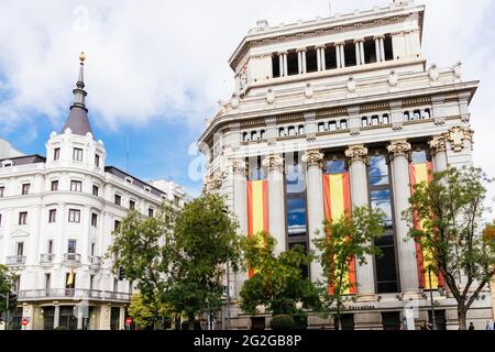 Große spanische Flaggen hängen am Gebäude des Instituto Cervantes. Edificio de Las Cariátides, Caryatid Building, ist ein Gebäude in der spanischen Hauptstadt von Stockfoto