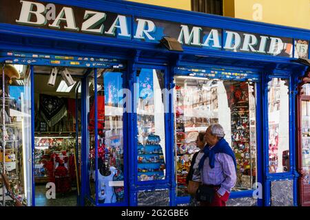 Souvenirladen in den Arkaden der Plaza Mayor, Hauptplatz. Madrid, Comunidad de madrid, Spanien, Europa Stockfoto