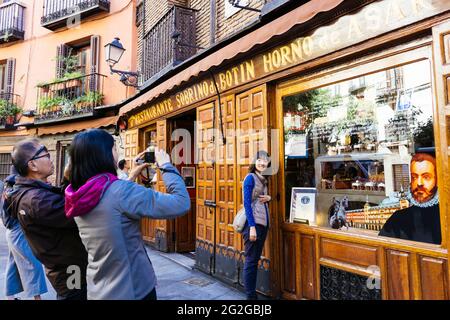 Touristengruppe vor dem Sobrino de Botín, einem spanischen Restaurant in Madrid, das 1725 gegründet wurde und das älteste Restaurant der Welt im Kontinu ist Stockfoto