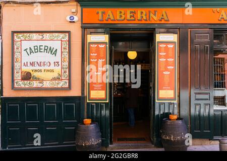 Traditionelle Taverne. Taberna Almendro, Calle del Almendro. Madrid hat eine wichtige gastronomische Tradition. Viele Restaurants, die die vorbereitet haben Stockfoto