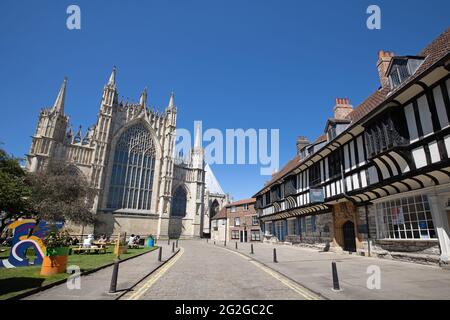 York Minster Cathedral (östlich) und College Street, York, Yorkshire, England, Vereinigtes Königreich. Stockfoto