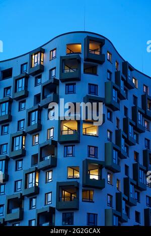 Deutschland, Bayern, München, München-Sendling, Hochhaus, Wohnblock, Fassade, abends, Dämmerung Stockfoto