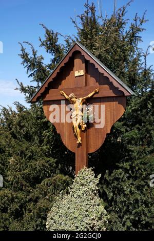 Deutschland, Bayern, Oberbayern, Landkreis Altötting, Straßenrand, Marterl, Holzkreuz, Büsche Stockfoto