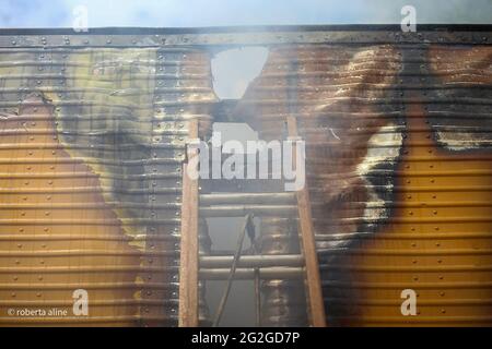 Teresina, Piaui, Brasilien. Juni 2021. (INT) EIN Lastwagen brannte im Postamt in Teresina. 11. Juni 2021, Teresina, Piaui: Feuer trifft am Freitagmorgen (11) den Frachtraum eines LKW, der auf dem Gelände des Post Delivery and Parcel Center in Teresina geparkt ist. Nach Angaben der Feuerwehr besteht der erste Verdacht, dass Flammen möglicherweise nach einem Kurzschluss in elektronischen Geräten, die im Fahrzeug transportiert wurden, auslöten. Quelle: Roberta Aline/TheNews2 Quelle: Roberta Aline/TheNEWS2/ZUMA Wire/Alamy Live News Stockfoto