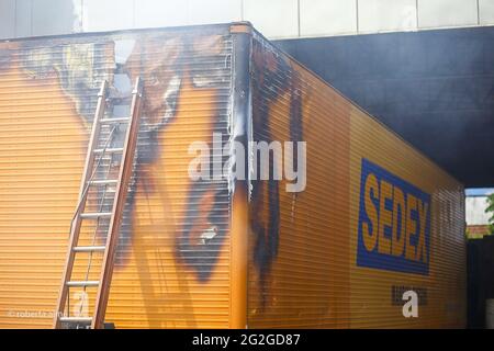 Teresina, Piaui, Brasilien. Juni 2021. (INT) EIN Lastwagen brannte im Postamt in Teresina. 11. Juni 2021, Teresina, Piaui: Feuer trifft am Freitagmorgen (11) den Frachtraum eines LKW, der auf dem Gelände des Post Delivery and Parcel Center in Teresina geparkt ist. Nach Angaben der Feuerwehr besteht der erste Verdacht, dass Flammen möglicherweise nach einem Kurzschluss in elektronischen Geräten, die im Fahrzeug transportiert wurden, auslöten. Quelle: Roberta Aline/TheNews2 Quelle: Roberta Aline/TheNEWS2/ZUMA Wire/Alamy Live News Stockfoto