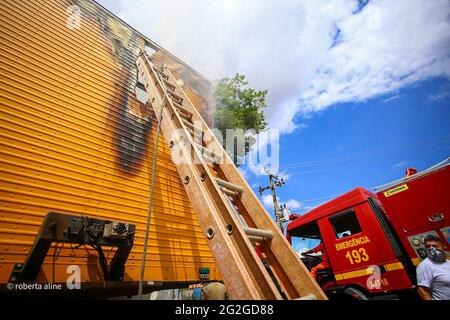 Teresina, Piaui, Brasilien. Juni 2021. (INT) EIN Lastwagen brannte im Postamt in Teresina. 11. Juni 2021, Teresina, Piaui: Feuer trifft am Freitagmorgen (11) den Frachtraum eines LKW, der auf dem Gelände des Post Delivery and Parcel Center in Teresina geparkt ist. Nach Angaben der Feuerwehr besteht der erste Verdacht, dass Flammen möglicherweise nach einem Kurzschluss in elektronischen Geräten, die im Fahrzeug transportiert wurden, auslöten. Quelle: Roberta Aline/TheNews2 Quelle: Roberta Aline/TheNEWS2/ZUMA Wire/Alamy Live News Stockfoto