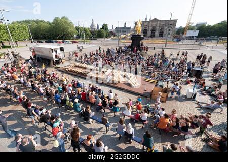 Dresden, Deutschland. Juni 2021. Künstler der kleinen Zirkusgruppe 'FahrAway' aus der Schweiz stehen vor dem Goldenen Reiter während einer Performance auf dem Neustädter Markt. Die Performance ist Teil des Programms des Societatheaters Dresden. Quelle: Sebastian Kahnert/dpa-Zentralbild/ZB/dpa/Alamy Live News Stockfoto