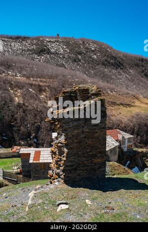 Überreste der alten Svan Türme im hochgebirgigen Dorf Ushguli. Svaneti, Georgien Stockfoto