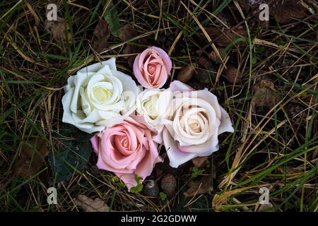 Friedhof, anonymes Grab, Blumenschmuck Stockfoto