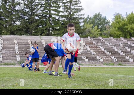 STERLITAMAK, RUSSLAND - 21. Jul 2019: Junge Fußballer trainieren auf einem grünen Rasen. Ballübungen. Vorbereitung auf zukünftige Siege. Stockfoto