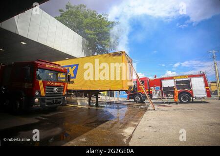 Teresina, Piaui, Brasilien. Juni 2021. 11. Juni 2021, Teresina, Piaui: Am Freitagmorgen (11) brannte in Teresina ein Laderaum eines Lastwagens, der auf dem Gelände des Post Delivery and Parcel Center geparkt war. Nach Angaben der Feuerwehr besteht der erste Verdacht, dass Flammen möglicherweise nach einem Kurzschluss in elektronischen Geräten, die im Fahrzeug transportiert wurden, auslöten. Quelle: Roberta Aline/TheNEWS2/ZUMA Wire/Alamy Live News Stockfoto