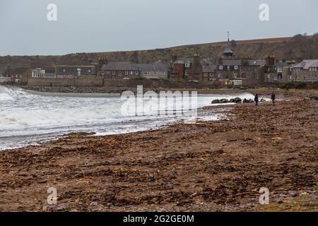 Stonehaven, Aberdeenshire, Schottland, Großbritannien - 06. Februar 216: Blick auf die Küste in einem kleinen Hafendorf. Ein Sturm in der Nordsee. Stockfoto