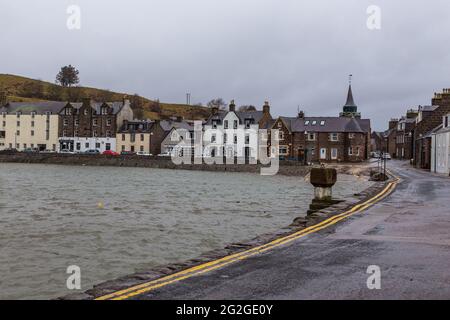 Stonehaven, Aberdeenshire, Schottland, Großbritannien - 06. Februar 216: Blick auf die Küste in einem kleinen Hafendorf. Ein Sturm in der Nordsee. Stockfoto